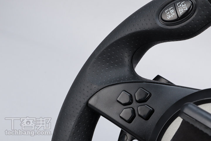 方向盤左側的十字鍵（D-Pad）為分離式設計，不容易誤按。