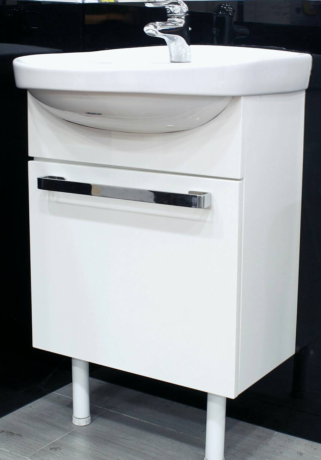 TOTO精品面盆+浴櫃組(附支撐腳)