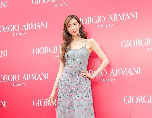 廁所驚見絕版海報！林志玲褲子穿一半 坦胸大露八字奶