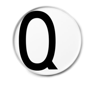 白色字母骨瓷餐盤 精緻而又充滿設計感 淺底設計適合裝盛甜點或三明治 可以用於裝飾室內空間,提升生活藝術品味 送禮品味的好選擇 極簡的設計風格