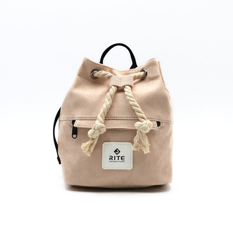 哇！我把拳擊包縮小了！ 第三季，受到粉絲們喜愛的拳擊包回來了，這次還特別因應大家的期待，把特色的拳擊包也縮小了。 我們變的更可愛，更經典，卻同時實用不減，細節處及選料的用心都不減分毫喔！