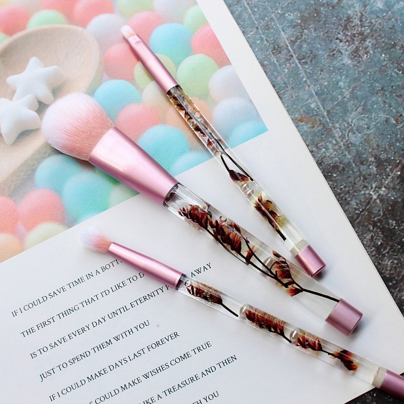 筆現花影浮游花化妝刷具組，將乾燥花永生花材放入化妝刷具筆中，平常擺在梳妝台及拿起來化妝時使用都看起來美麗又獨一無二！