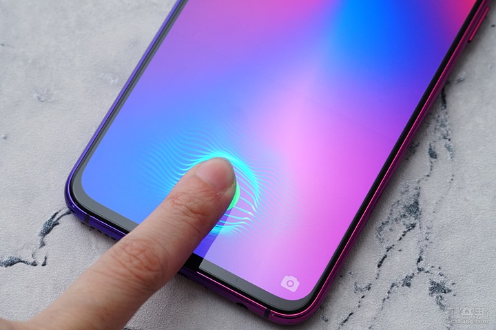 OPPO R17 開箱動手玩，跑分、拍照、續航力表現全都測