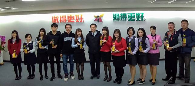 金融超商行 店 員與黃偉哲相約跨年 還獲頒獎表揚 勁報 Line Today