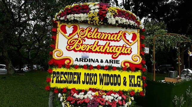 Karangan Bunga dari Jokowi untuk Ardina Rasti dan Arie Dwi Andika. (Suara.com/Wahyu Tri Laksono) 