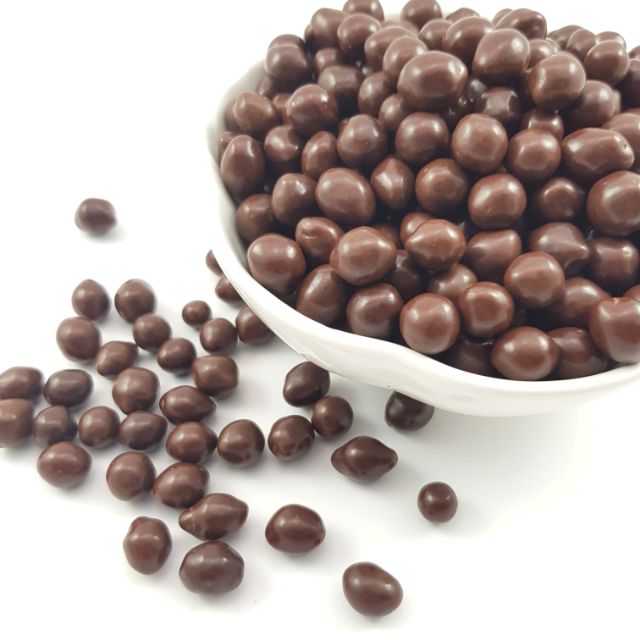 #金米果 是一款裹著 #巧克力 的 #爆米香 ，顆粒分明的金米果，在口中蔓延巧克力的香純，咬開後散發爆米香的米香氣，濃郁卻不油膩，是巧克力界裡最有古早味的一款，上班無聊的時候一顆接著一顆，入迷的讓人忘