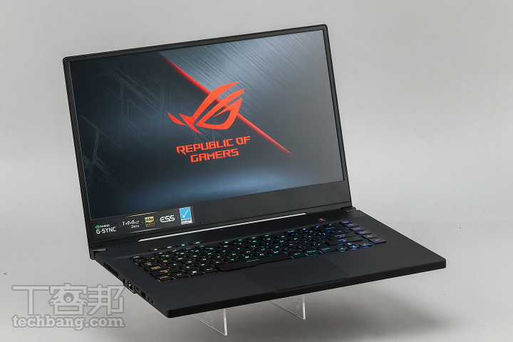 GX502GW 維持著過去西風之神的樣貌，但少了華麗的金色點綴，整體而言散發出樸素但俐落的美感。