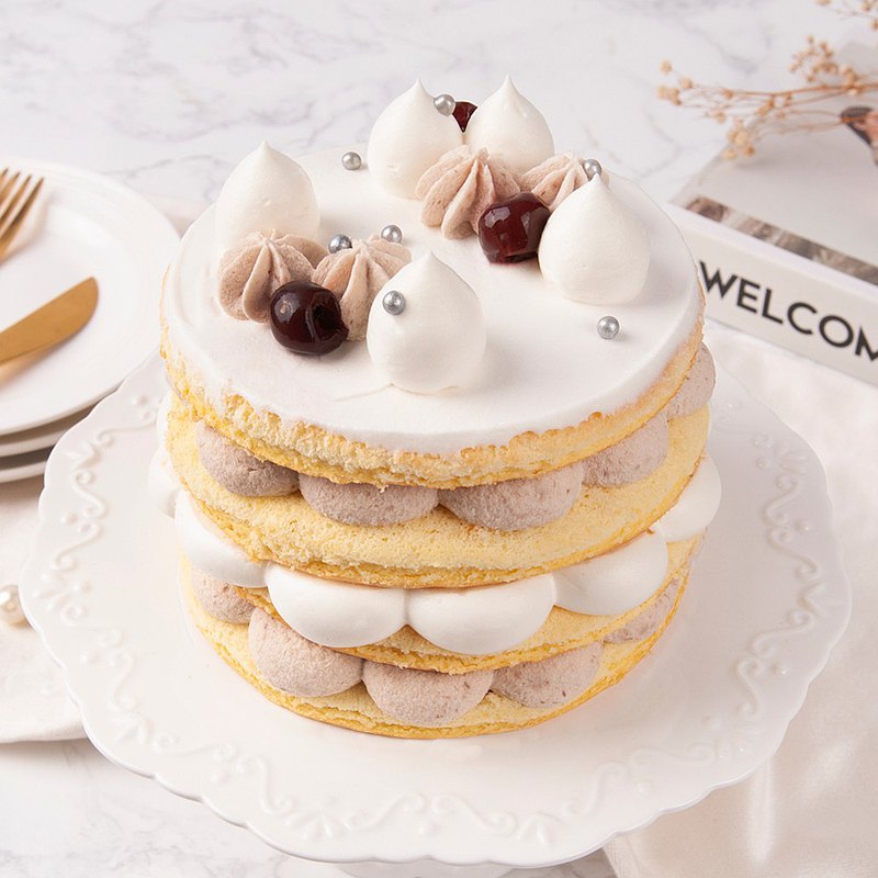 【芋見幸福鮮奶油蛋糕】體驗製作 台灣在地精選香氣濃厚芋頭品種，不甜膩且口感綿密富濃郁香氣，驚艷了味蕾，搭配法國頂級愛樂薇動物鮮奶油，入口帶點清香感、尾韻藏有榛果獨特香氣。芋泥綿密的口感，在鮮奶油的滋潤