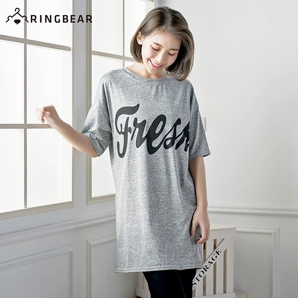 長版上衣--簡約率性風格Fresh英文印圖長版五分袖寬上衣(灰L-3L)-T214眼圈熊中大碼衣著【SF】
