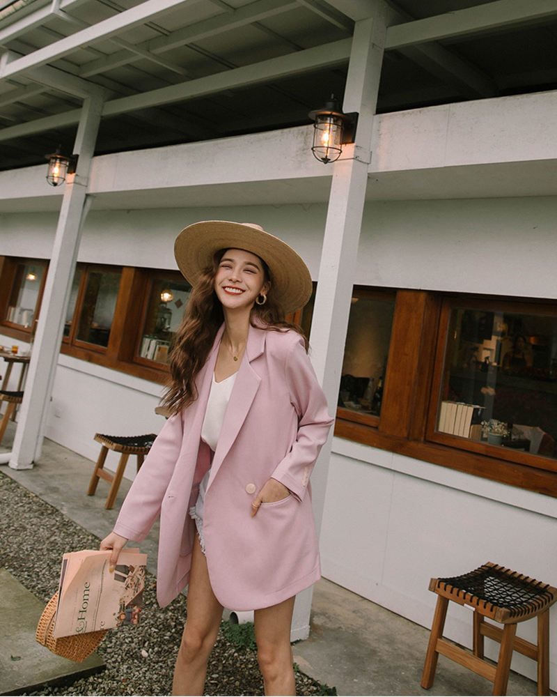 前雙釦/兩側口袋/小墊肩商品長度/適中商品版型/適中商品厚薄/適中商品彈性/無*深色布料因穿著時接觸人體溫度及洗滌後有脫色及染劑移染狀況，第一次下水脫色為正常現象。