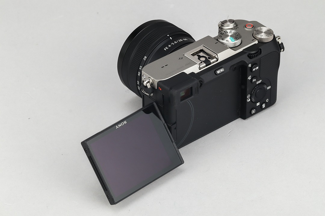 Sony 全幅無反二度搭載側翻式螢幕的機型，以利於錄影取景。