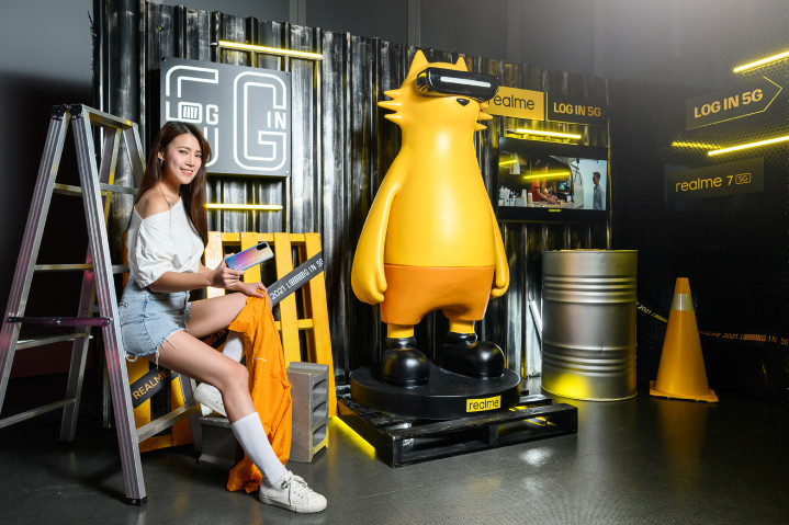 realme潮玩大使realmeow首次亮相,科技圈首家推出潮流公仔的手機品牌.jpg