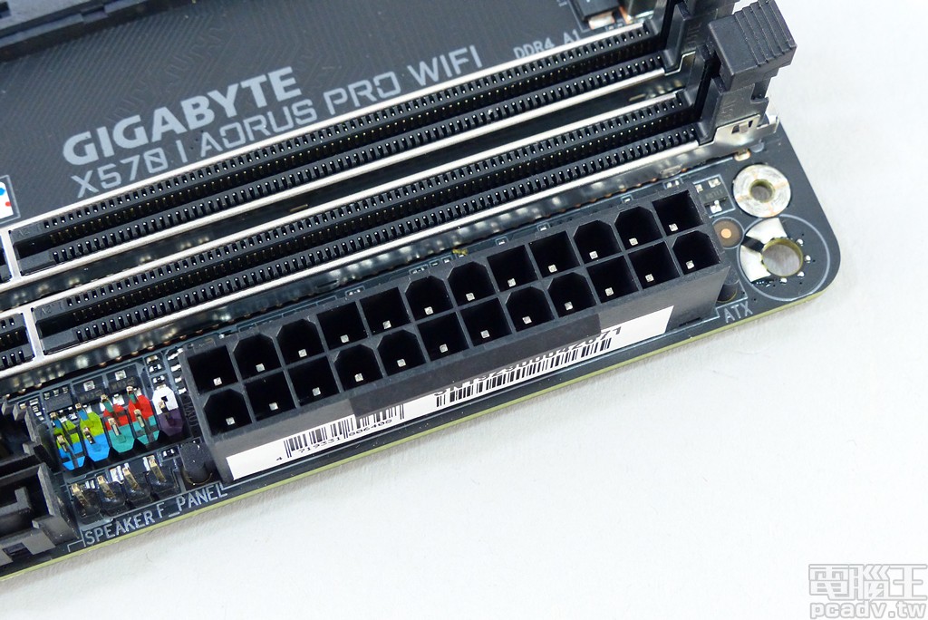 CPU +12V 和 ATX 24pin 所有針腳均採用實心版本加強耐電流能力，不若部分品牌僅加強 +12V 針腳。