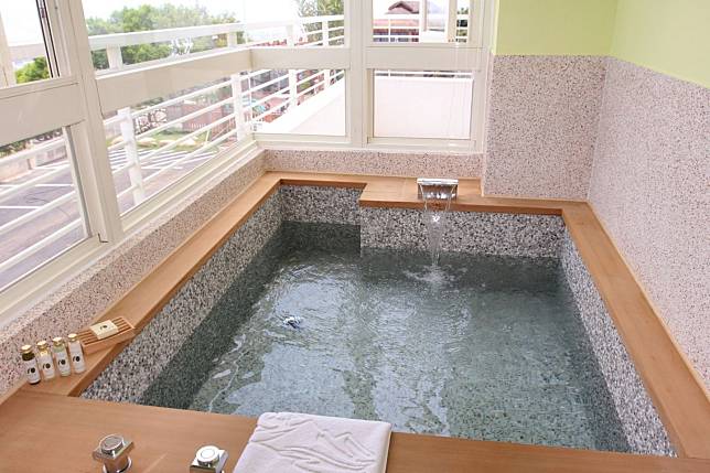 ▲寬敞浴池，來泡澡悠閒地放鬆一下！（圖/星月文旅）