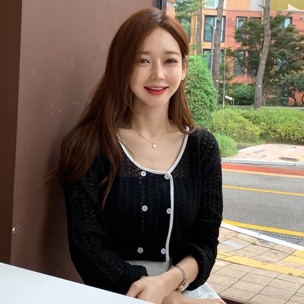 utb1538韓國設計，中國製造優雅百搭簍空雙排扣小香風長袖上衣顏色：黑色/白色材質：針織