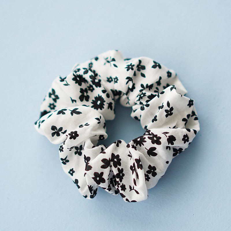 一件一件接單製作，讓真正需要的物件才產出到這個世界上來。//可私訊您喜歡的館內花布截圖，與小花確認布料是否還夠，並討論選製館內的商品。//依據尺寸微調與布料不同而估價。//手工裁製，不會有機器量產的精準度，請見諒。