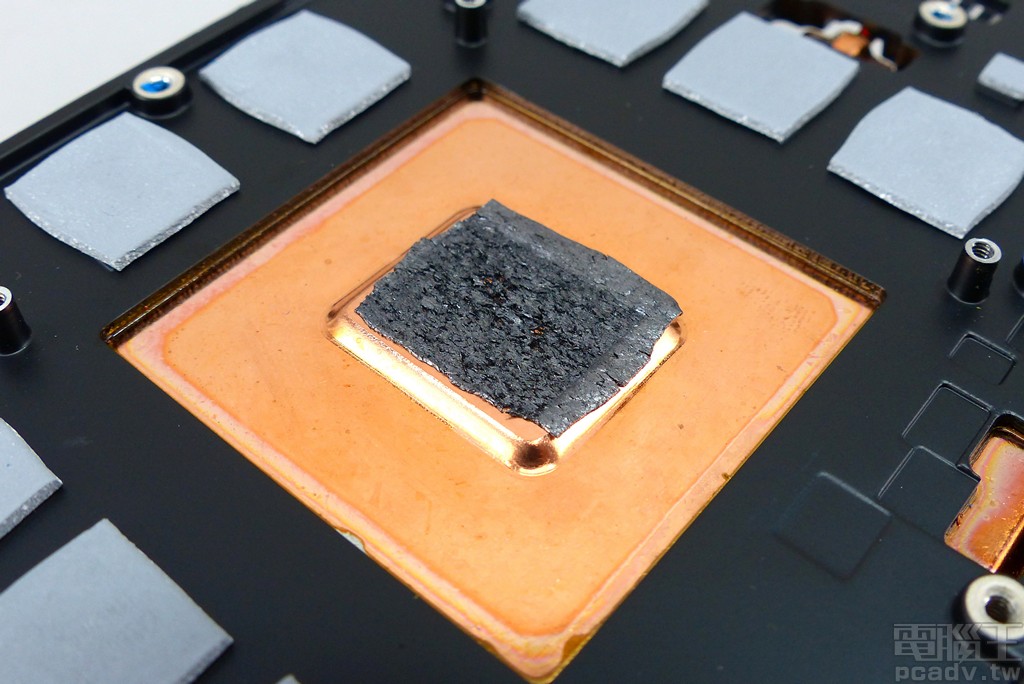 均溫板與晶片接觸之處，並非採用散熱膏，而是使用石墨導熱片。