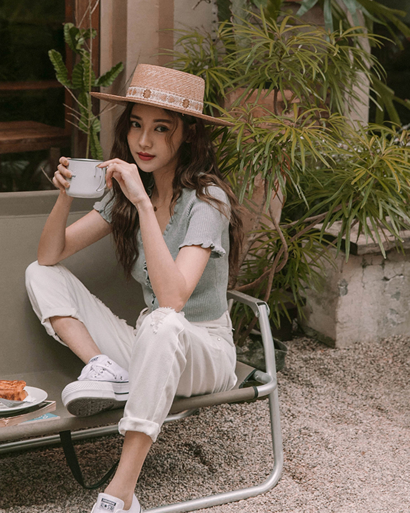 前排釦/領口衣襬及袖口荷葉邊/短版設計商品長度/短版商品版型/合身商品厚薄/適中商品彈性/佳*此款材質特性，不宜使用衣架吊掛，建議平放 / 避免摩擦*此款材質吸濕性較一般材質大，故洗滌後些微縮水屬正常