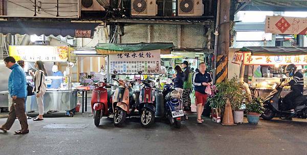 【三重美食】憶味餃子館-1顆只要4元！用餐時間大爆人潮的水餃店