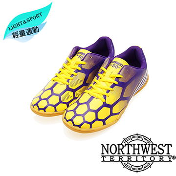 超輕量、熒光炫色搭配足球格紋，潮流吸睛科技面料，耐磨耐折吸汗透氣舒適內裡，運動不受限表面拉絲工藝，增加摩擦性，控球更隨心高級橡膠碎顆粒，抓地力強，室內訓練用鞋