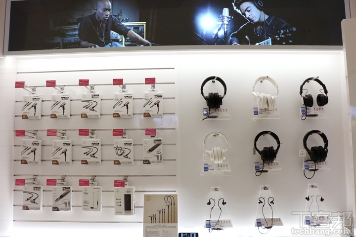 在麥克風體驗室外，更展示了鐵三角監聽系列耳機，以及專用 A2DP 接頭的升級線材可供選購。