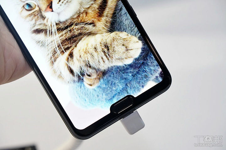 上水滴、下山羊鬍，夏普在台推出旗艦手機 Aquos R3