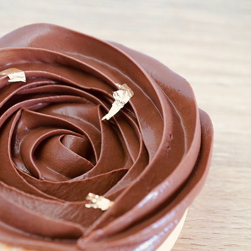 使用比利時70%黑巧克力與法國鮮奶油製成巧克力甘納許， 這款生巧塔完全沒有另外加糖， 甜度全部來自黑巧克力， 吃起來是很大人味的濃郁巧克力香， 底層再鋪上糖漬橙皮， 微酸微甜的風味與巧克力的濃厚達到完