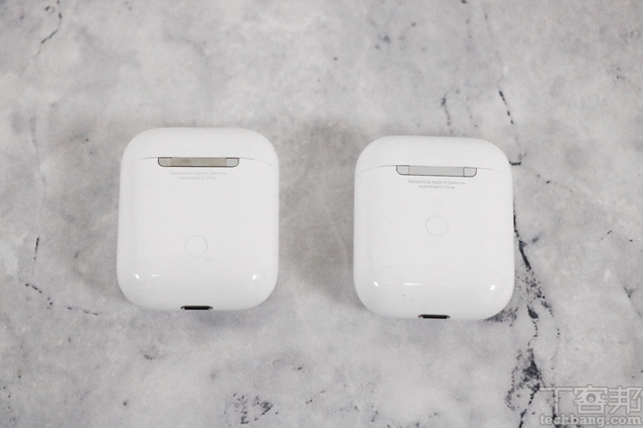 第二背面金屬材質變成「採用霧面磨砂質感」，而普通款則為亮面；第三無線充電盒的配對按鈕被置中，反觀普通款按鈕位置則是偏盒身下方。