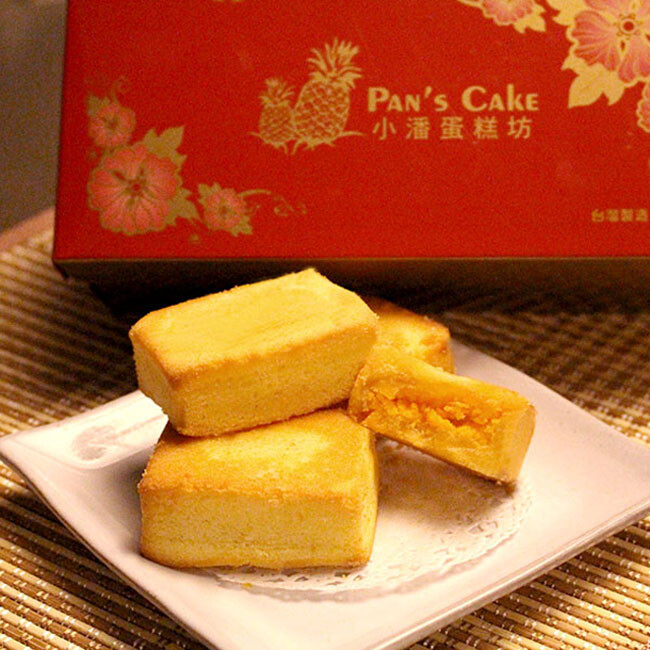 隱身板橋巷弄的超強隱藏版美食~ 板橋小潘鳳凰酥禮盒濃郁奶香搭配鳳梨與蛋黃餡料層層分明甜而不膩不同於一般鳳梨酥的口感加入蛋黃後的鹹甜鹹甜讓人愛不適口欲罷不能的涮嘴搭配一壺茶清雅之餘來點鳳黃酥讓這短暫的休
