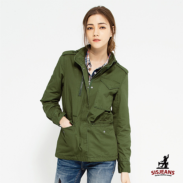 嚴選輕量接近純棉軍綠布料，以修身多口袋軍裝外套剪裁，及抽繩設計，讓妳保暖也可以時尚俐落有型。
