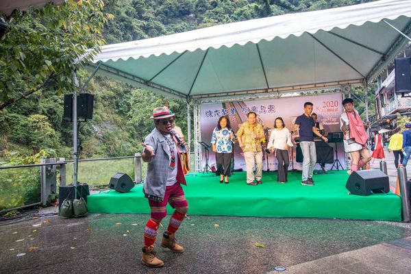 【烏來老街原住民表演！】微光聚星原夢烏來，挖掘原住民奇才，每週日限定表演，好吃好玩免費拿，消費滿３００元更有摸彩活動及高級溫泉飯店休息券～