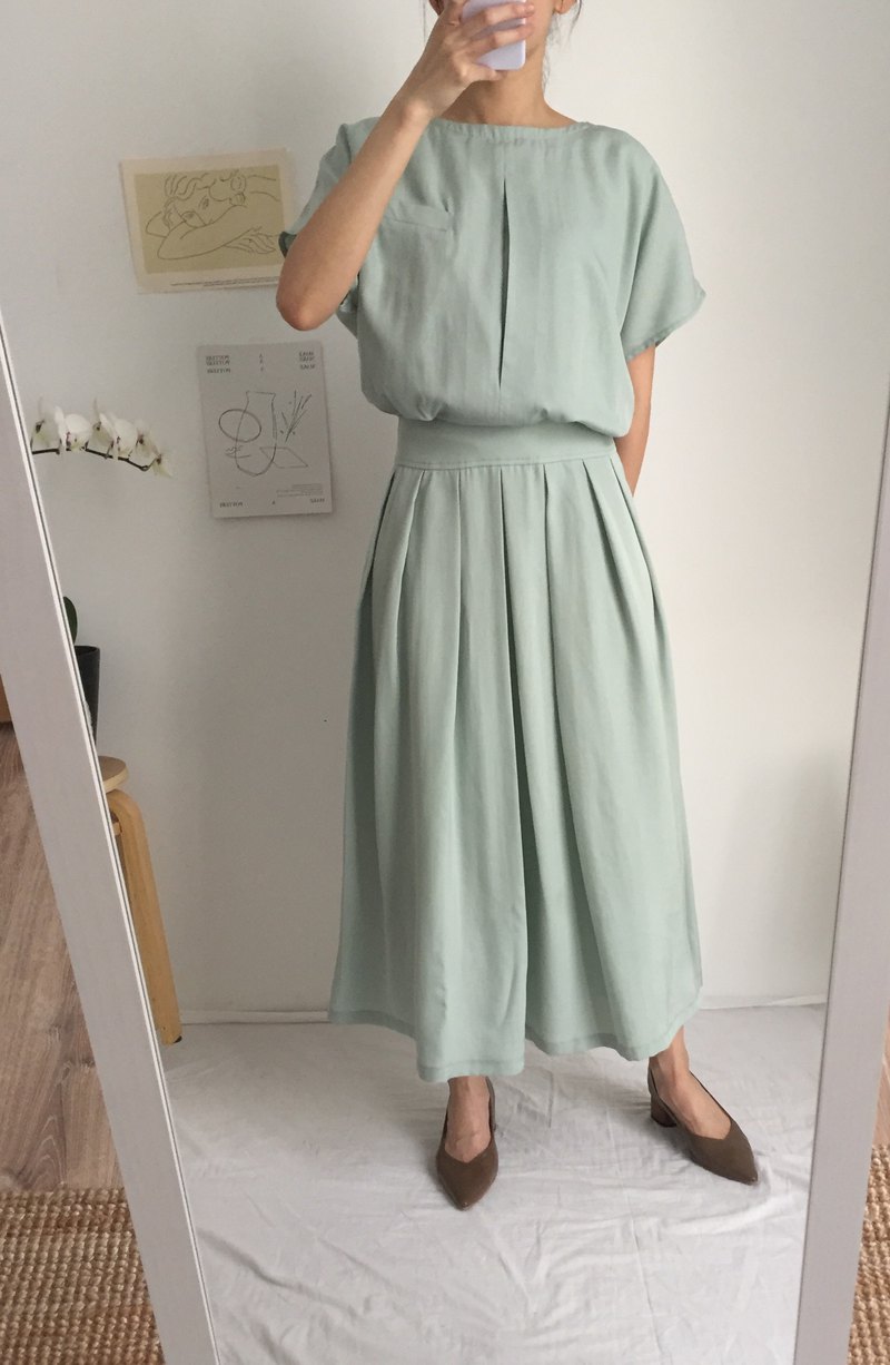 設計重點:<br /><br />*連肩袖洋裝設計,做工繁複<br /><br />*胸前有活摺, 腰下寬百摺造型設計<br /><br />*背後有排釦跟拉鍊<br /><br />*全內裏