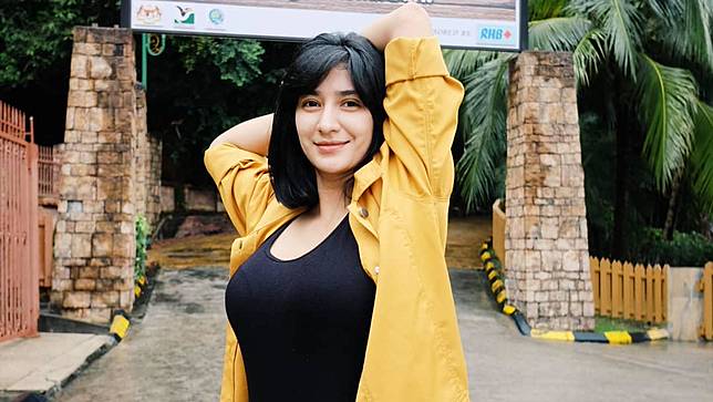 Gaya Seksi Nemplok Fanny Ghassani Saat Renang Curi Perhatian Indosport Com Line Today