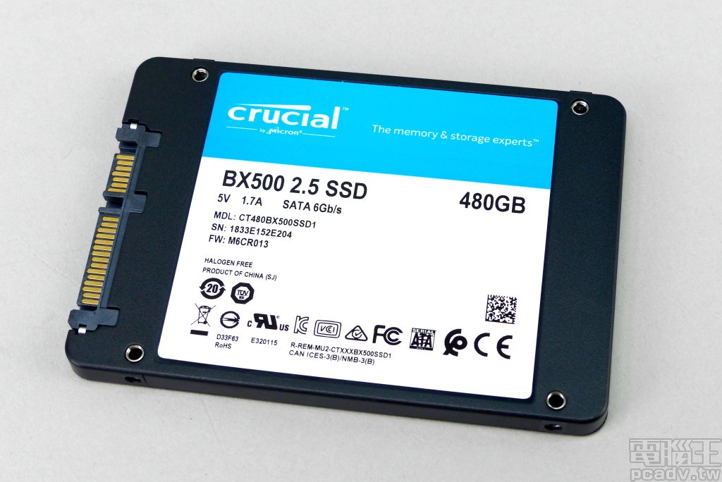 另外一面以貼紙標誌相關型號、規格、安規等資訊