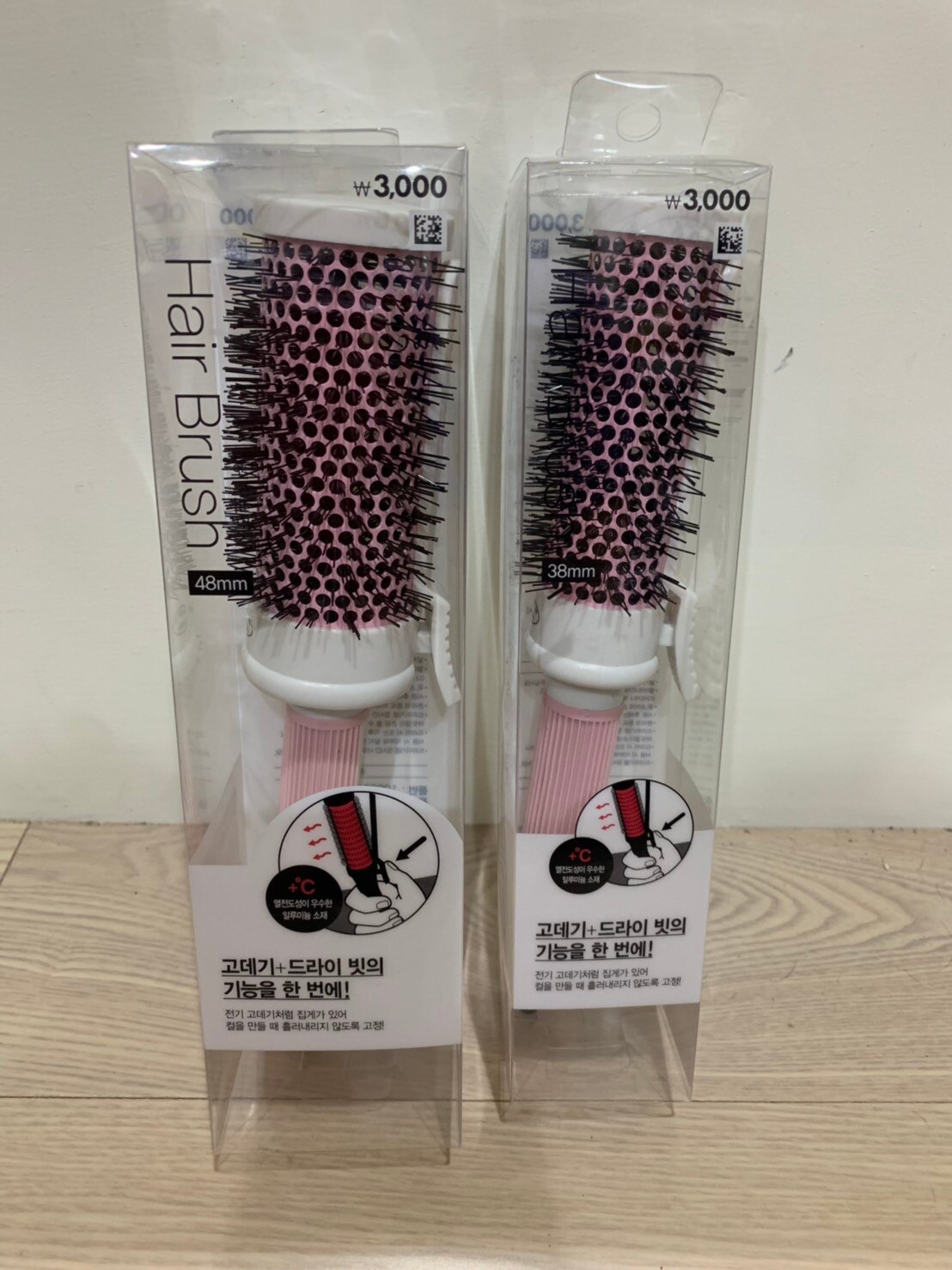 韓國 Daiso 大創 捲髮梳 兩種款式 (M 38mm / L 48mm)。人氣店家日韓小潼的美容美髮工具有最棒的商品。快到日本NO.1的Rakuten樂天市場的安全環境中盡情網路購物，使用樂天信用