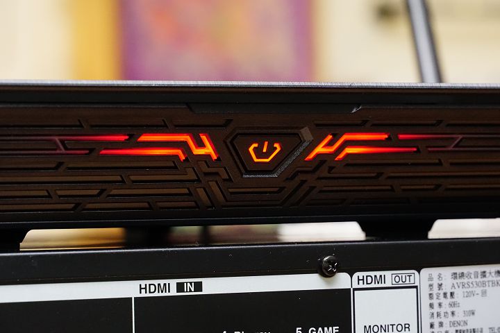 電源開關位於機身側邊，還加上了獨特競速燈條裝飾。