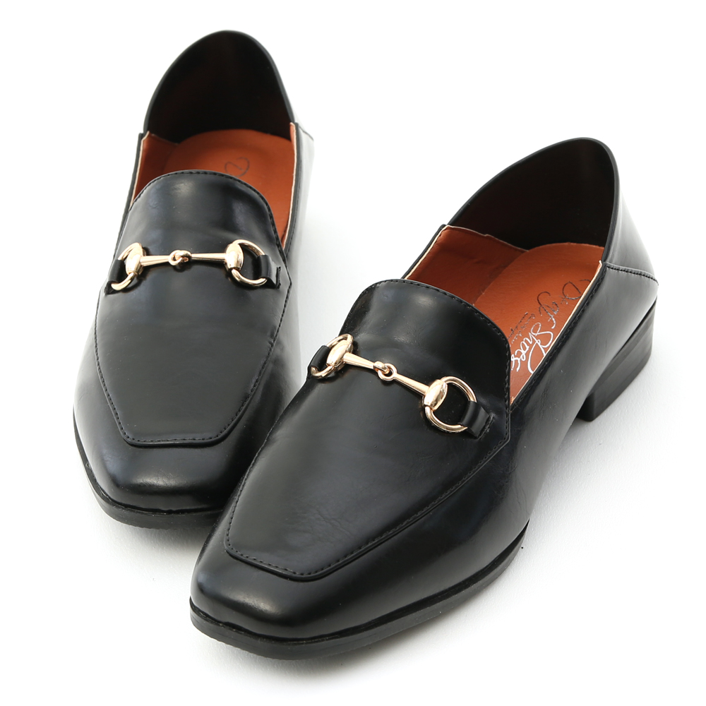 帶有中性風格的樂福紳士便鞋 復古方頭鞋楦是今季最新時尚主流 精緻的馬銜釦設計讓整體質感大大提升 2way後踩設計讓妳出門方便又省時 舒適厚度的加厚鞋底，提升穿著的穩定性 鞋底使用橡膠防滑底，加強與地面