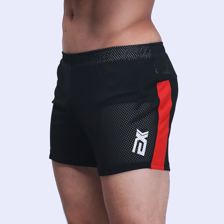 超舒適彈性設計、運動合身剪裁設計，採用會呼吸的獨特材質(3D MESH)，好穿、好彈、好動，能夠自在的運動並展現結實的肌肉線條吸濕排汗材質、三角透氣內裡設計，能快速導出汗水右側有隱藏拉鍊小暗袋，可放置