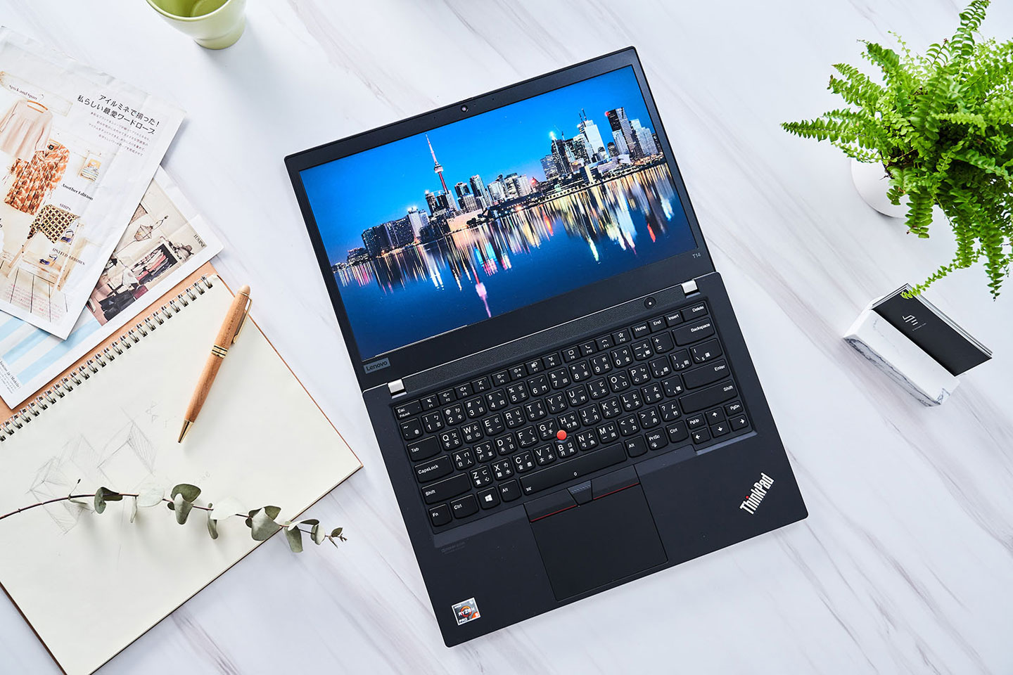 ThinkPad T14 AMD 版與其他 ThinkPad 機種相同，螢幕與機身可做到 180 度打平。