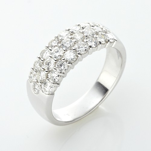 主商品：鑽戒x1配件：廠商保證書x1配石：天然鑽石1.50克拉座台：18K金台戒圍：13號1.50克拉、18K金鑽戒情人送禮、自用兩相宜婚戒首選、完美出眾