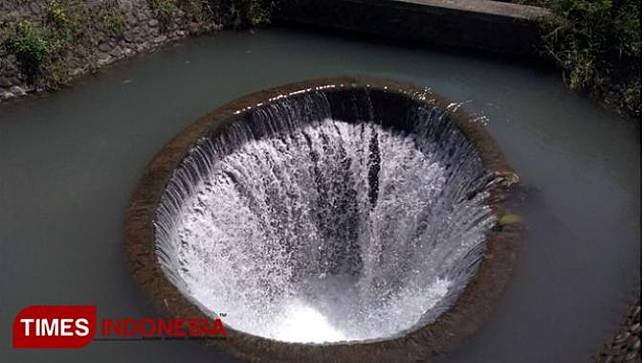 Sumur di tengah aliran sungai (Spillway) di Desa Sumberbulu, Kecamatan Tegalsiwalan.