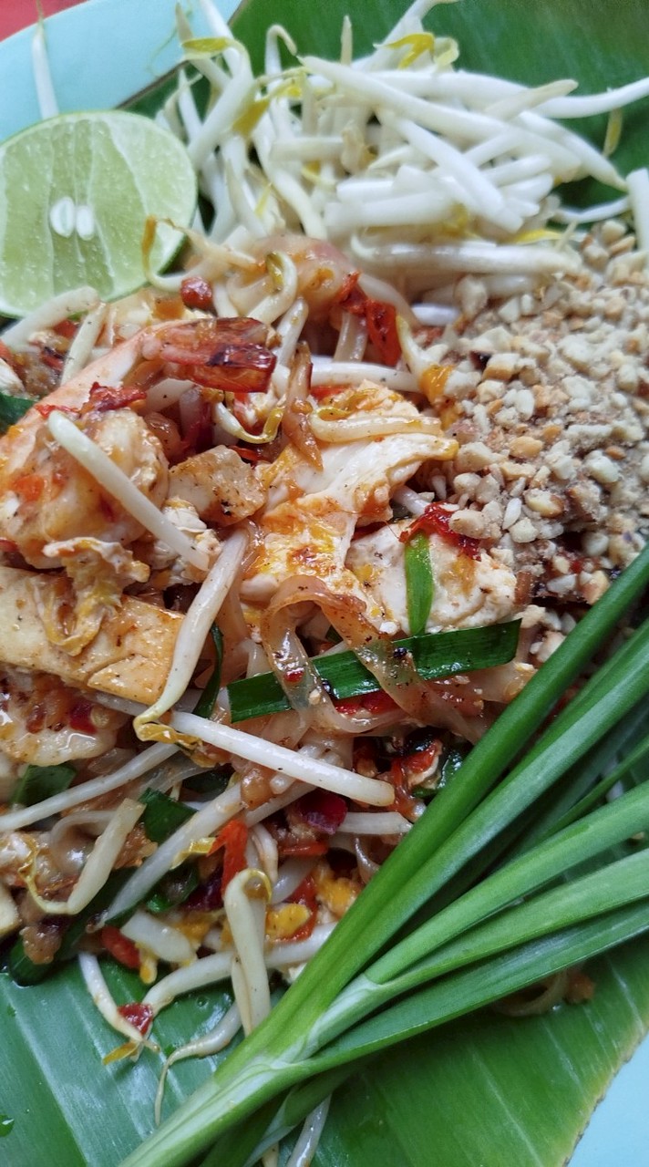 ร้านผัดไทริมทาง