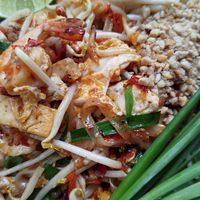 ร้านผัดไทริมทาง