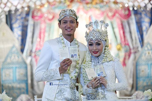 Cantik Dan Memesona Model Kebaya Brokat Para Selebiriti Ini