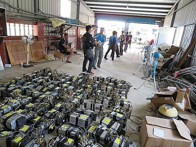 嘉義縣警方去年在東石鄉查獲竊電，現場起出挖礦設備、大量電源供應器等。