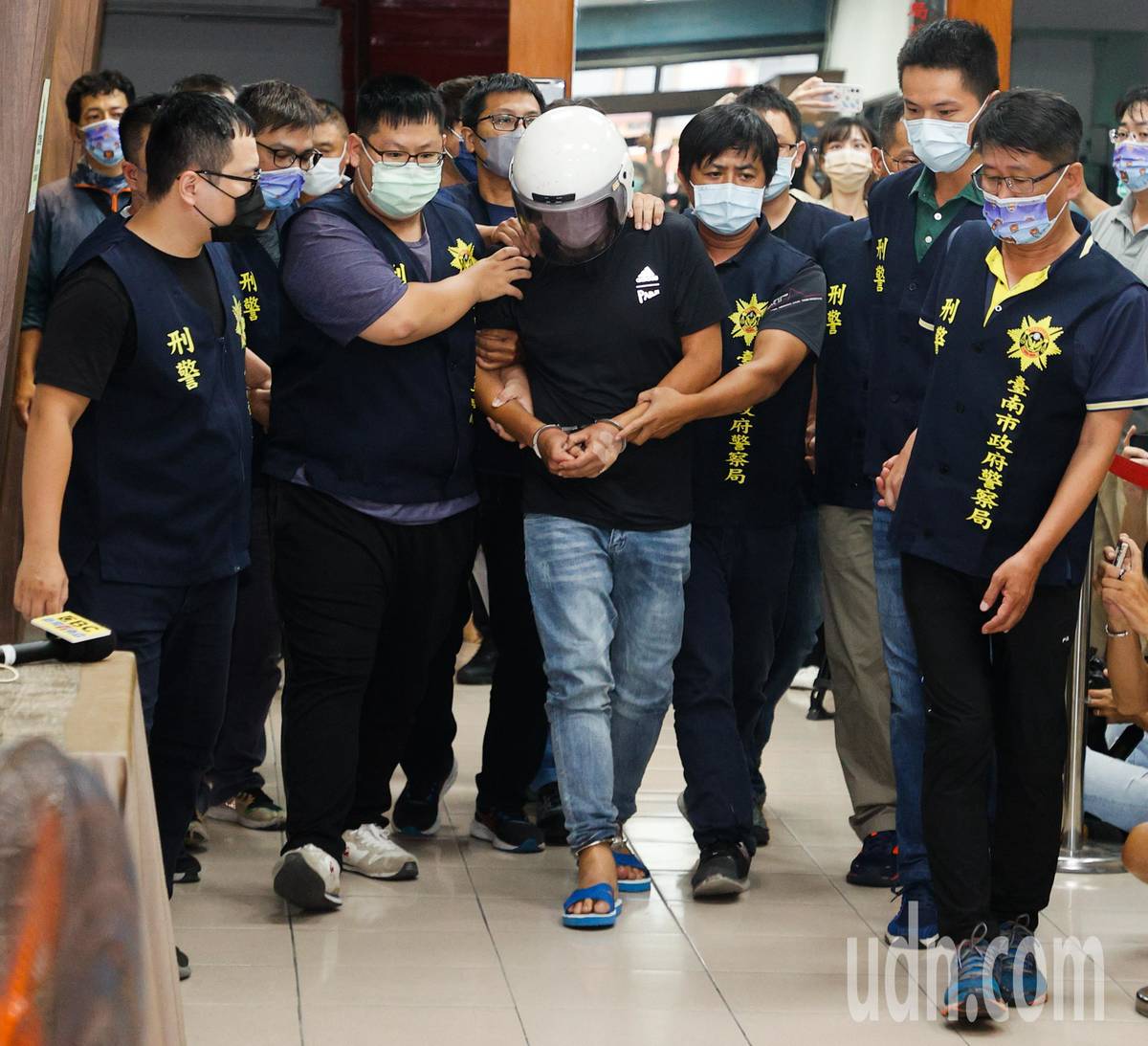 惡性重大! 殺警奪槍兇嫌林信吾做完筆錄後移送地檢署 | 聯合新聞網 | LINE TODAY