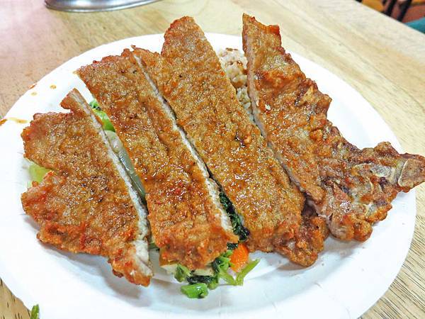 【中和美食】東大排骨-1盒便當2人份量,超大份量老店 【中和美食】東大排骨-1盒便當2人份量,超大份量老店