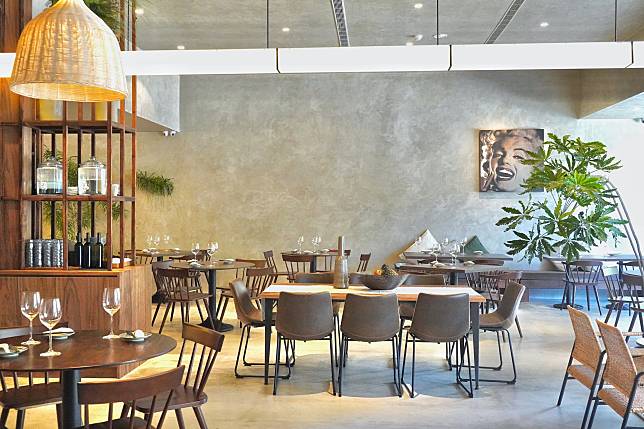 大墩店從門市外觀、擺設、空間色彩到平面設計，找來旅居美國的新生代設計品牌THEY New York操刀，室內植栽則由台中在地的火山花店規劃。(圖/ hechino做茶菜-大墩店)