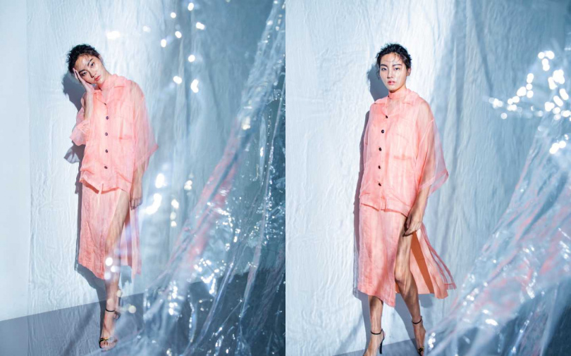 GUCCI 絲質烏干紗外套／70,000元、絲質烏干紗高衩過膝裙／44,500元、絲質烏干紗高領背心／54,000元、馬銜鍊繫帶跟鞋／29,100元（圖／莊立人攝）