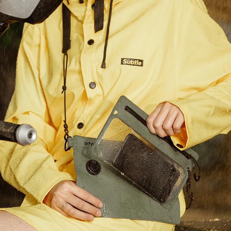 雨天必備配件推薦4. AquaSeal IPX7全境防水瞬扣包 -荒野綠